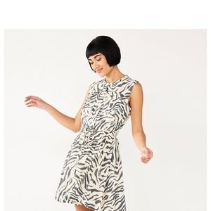 This women's utility dress from Nine West makes looking good easy.